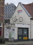 907926 Afbeelding van een fiets die feestelijk verlicht kan worden op het dak van de werkplaats van Huijsen Tweewielers ...